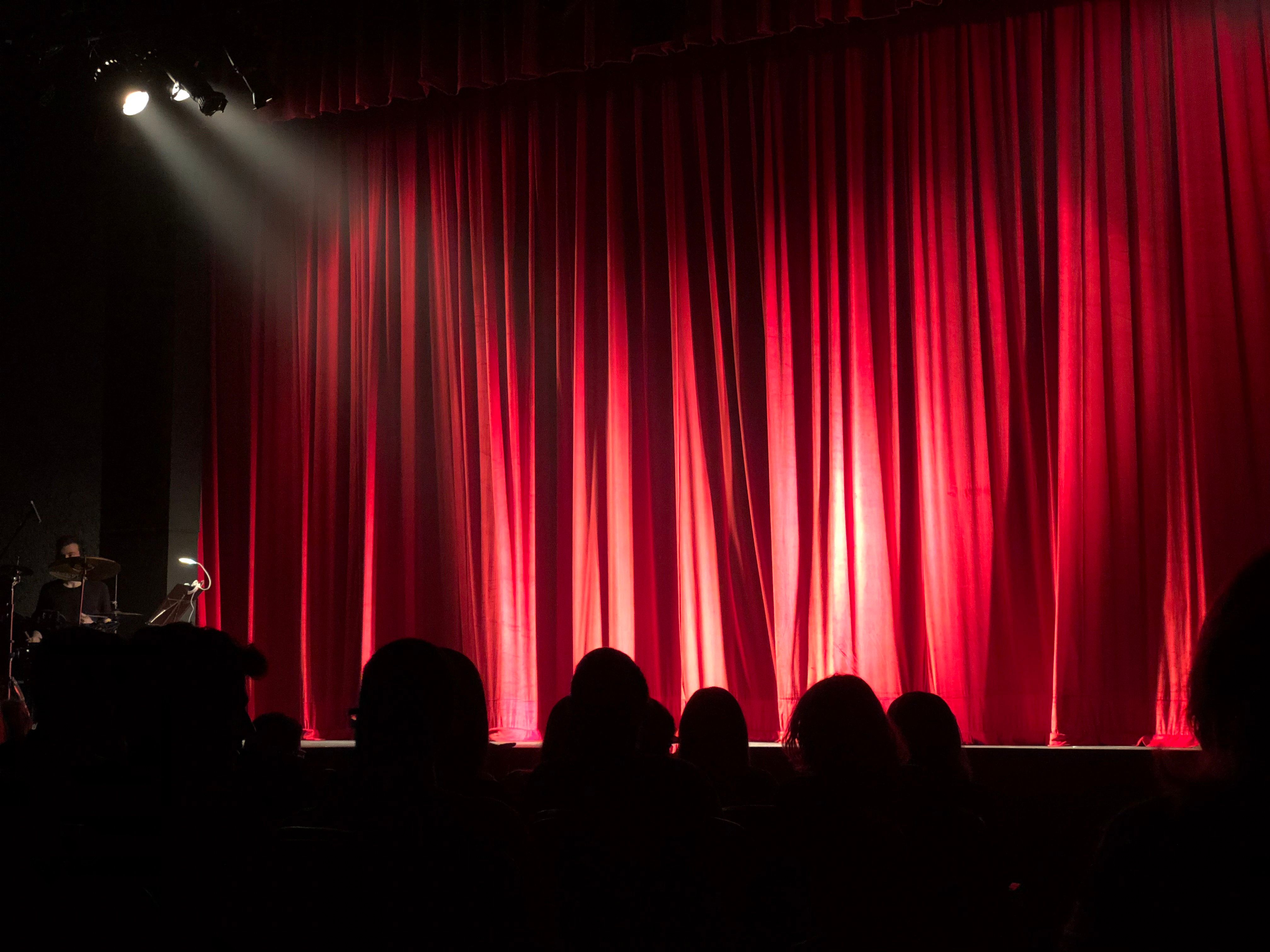 theaters prioritize silent (fanless) operation кинотеатры отдают предпочтение бесшумной (безвентиляторной) работе